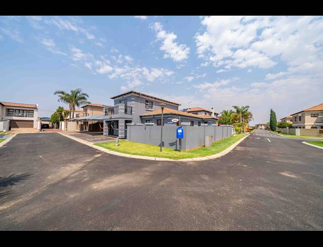 3 BEDROOM FREESTANDING FOR SALE IN SONNEVELD